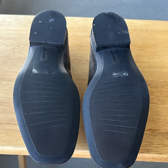 Clarks Black Leather Loafers with Chain Accent - Picture 4 of 6